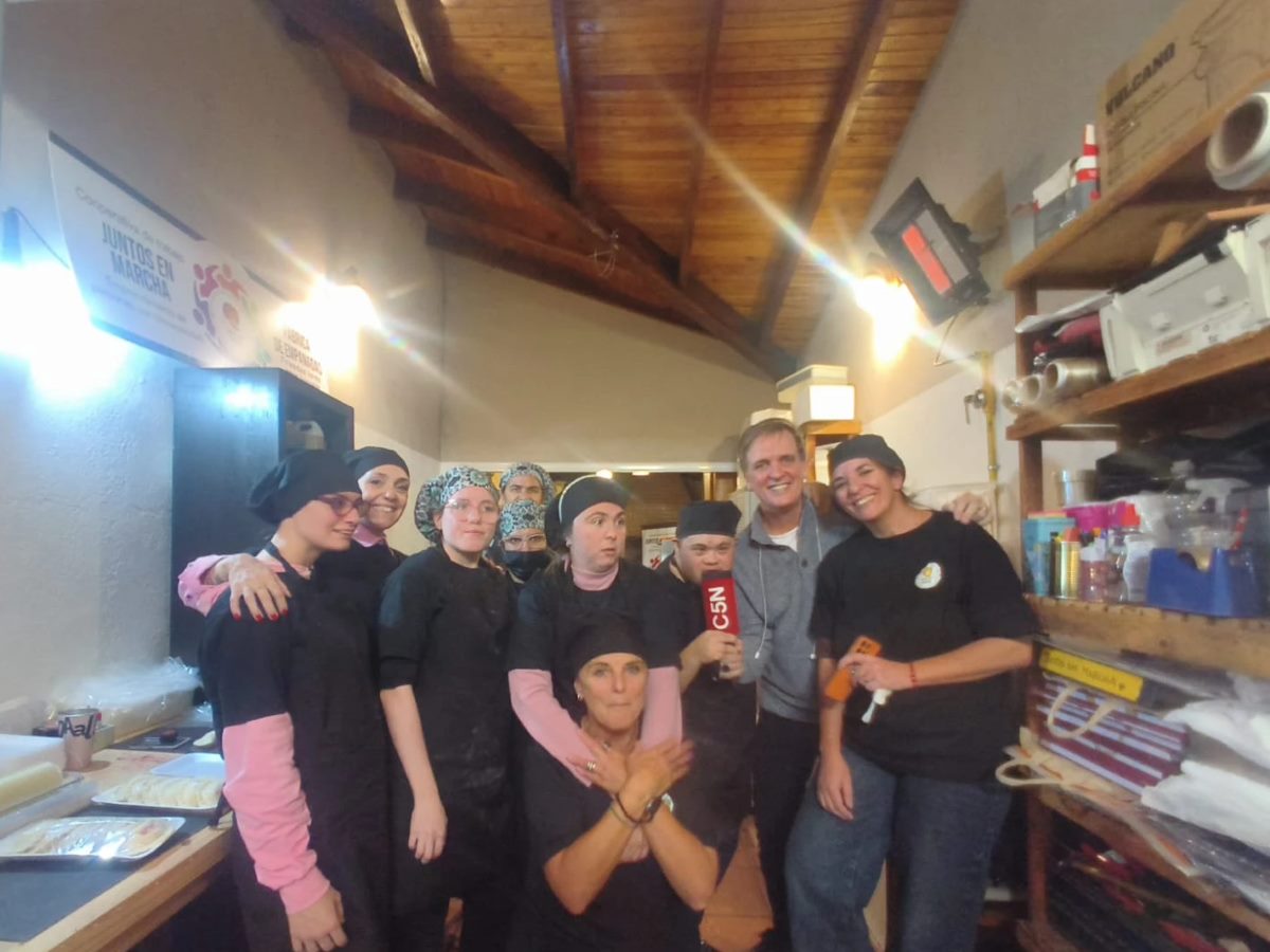 El equipo de la Cooperativa Juntos en Marcha en la cocina del taller, durante una nota con C5N