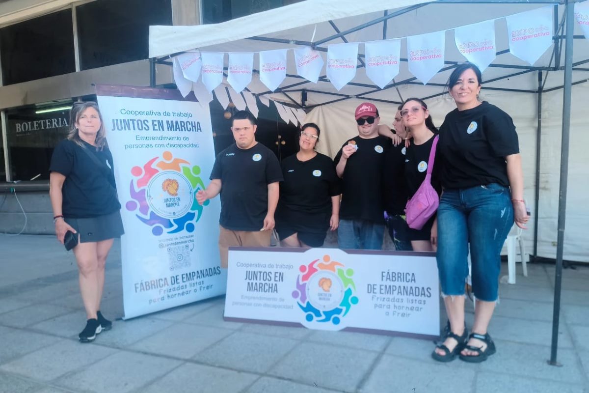 El equipo de Juntos en Marcha en su stand de la Expo Cooperativa